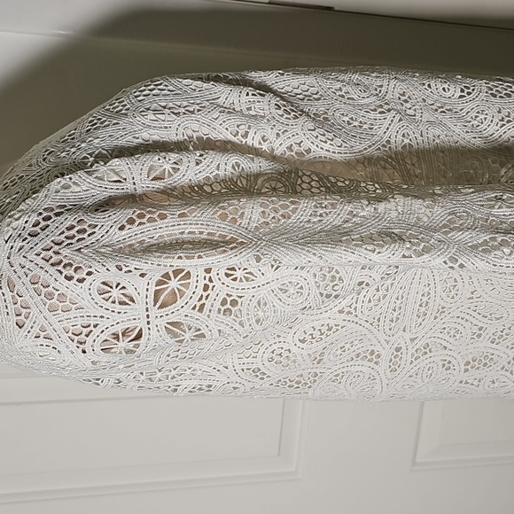 Ralph Lauren White Sheath Lace. Dress with Bateau Neckline. Excelent Condion. 10 - Picture 4 of 13
